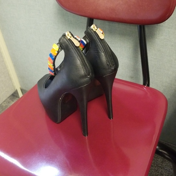 Heels - Picture 2 of 3